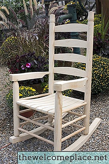 Como pintar uma cadeira de balanço de madeira externa