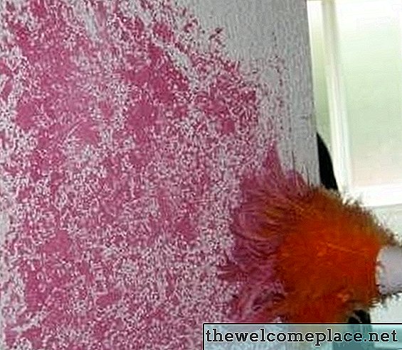 Wie man eine Badezimmerwand mit einem Staubwedel malt
