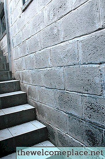 コンクリートブロックの地下壁をペイントする方法