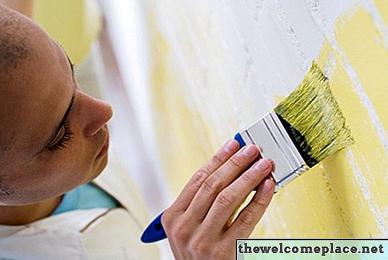 Como pintar sobre tinta amarela