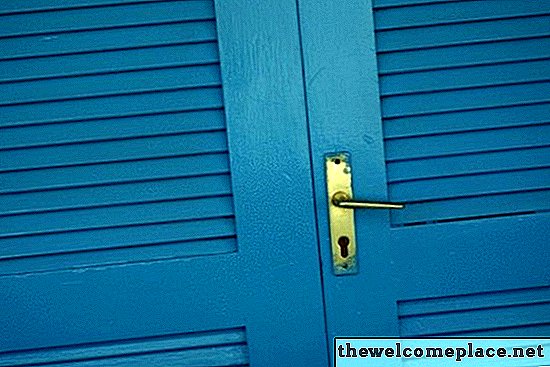 Cómo pintar una puerta de armario con listones