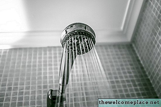 Hogyan kell lyukat javítani a zuhanyfalon