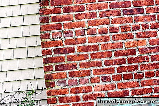 Hoe gaten in een bakstenen muur te patchen
