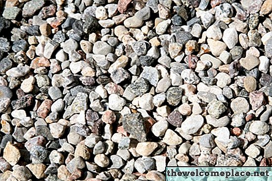 芝生エリアで草の代わりに石を適切に使用する方法