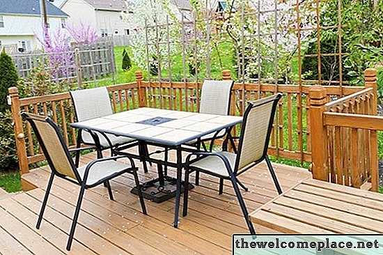 Comment protéger une terrasse de pieds de chaise de patio