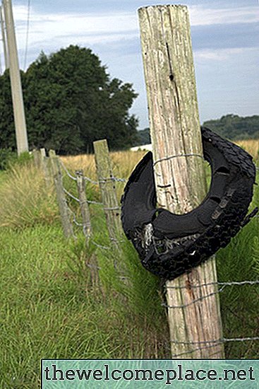 Cómo proteger los postes de las cercas de madera contra la pudrición