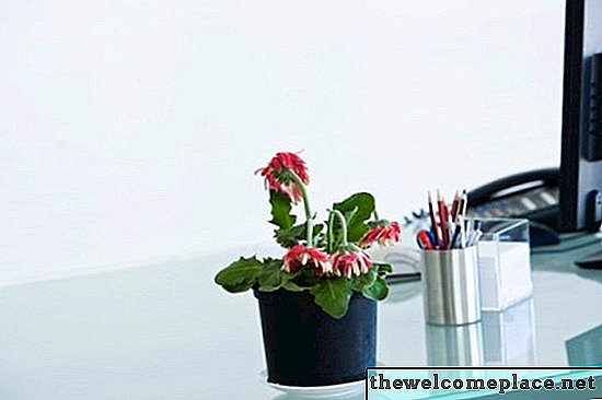 كيفية لكمة فتحات التصريف في أواني الزهور البلاستيكية