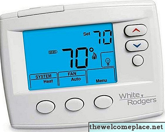 Einlegen einer Batterie in ein White-Rodgers-Thermostat