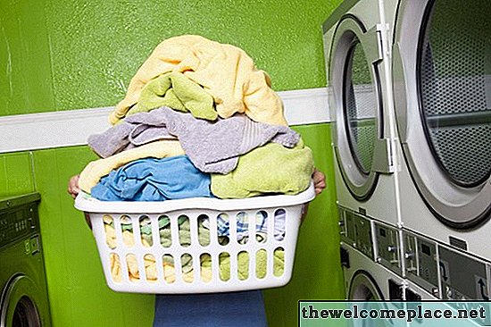Wie man Trocknerblätter in eine Waschmaschine legt