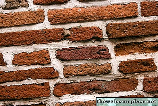 Como colocar um prego em uma parede de tijolos