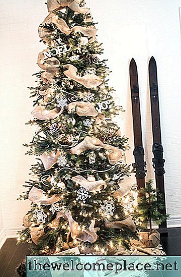 كيفية وضع الشريط الطوق على شجرة عيد الميلاد