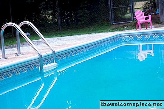 Cómo aumentar la dureza de calcio en una piscina