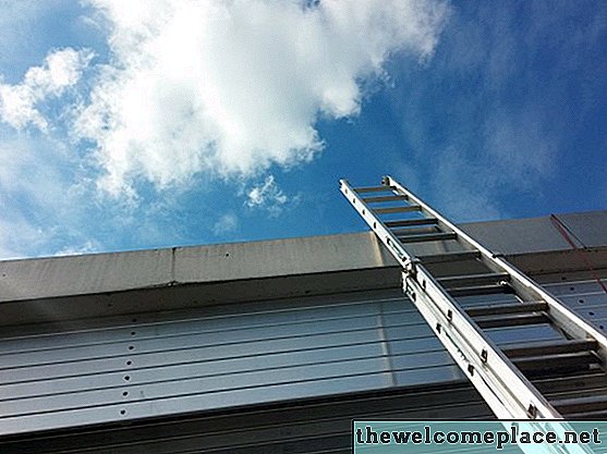 Cómo elevar una escalera de extensión pesada