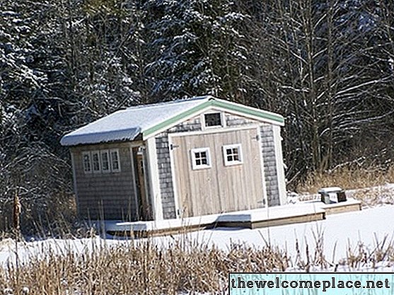 ターンバックルで小屋のドアを上げてまっすぐにする方法