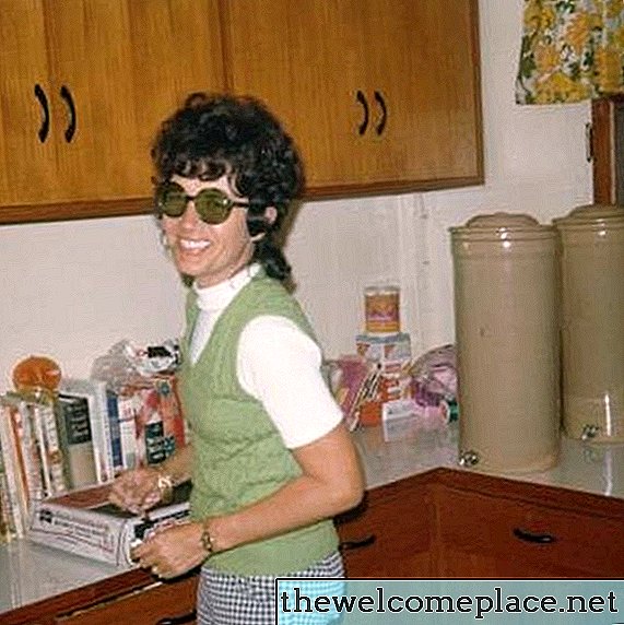 Hvordan gjøre om tre kjøkkenkabinetter i 1970-årene