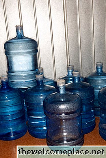 كيفية إعادة ملء خمسة زجاجة ماء جالون