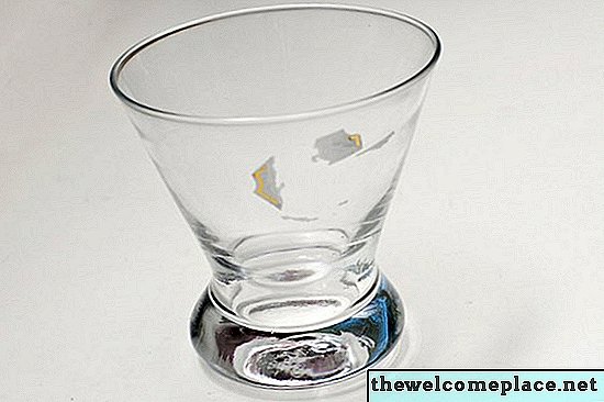 Hoe lijmresten van glas te verwijderen