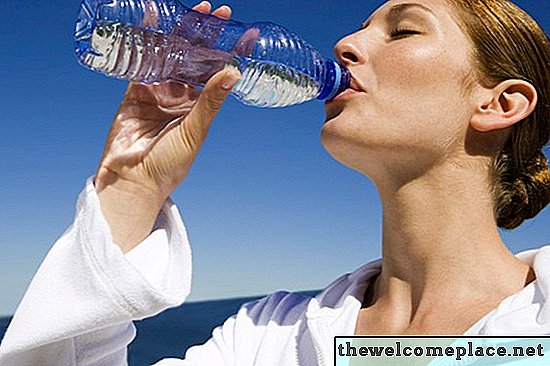 Como remover algas de garrafas de água potável