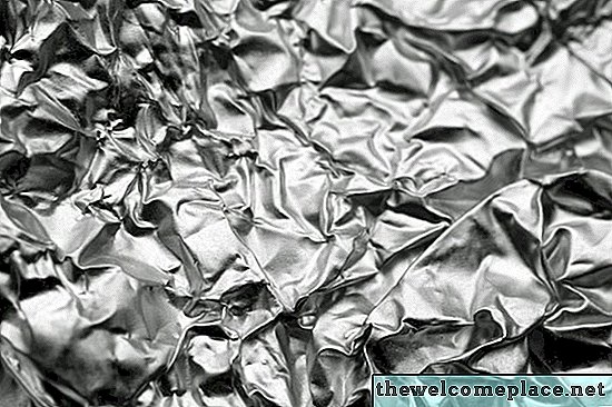 Hur man tar bort aluminiumfolie smält på toppen av glasugnen