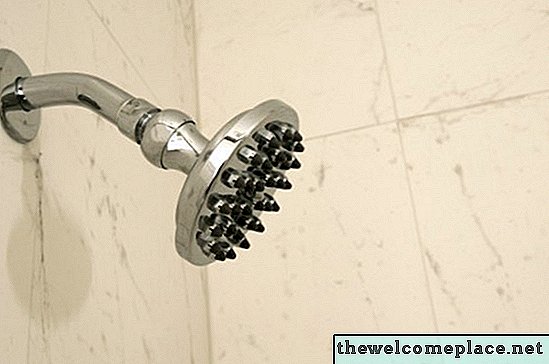 Sådan fjernes en kuglehoved fra mit brusebad