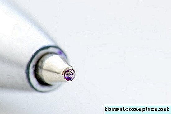 So entfernen Sie einen Kugelschreiber-Tintenfleck auf Kunststoff