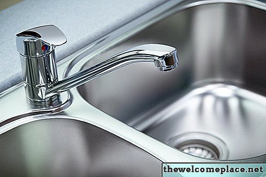 Come rimuovere l'accumulo di calcio dai rubinetti
