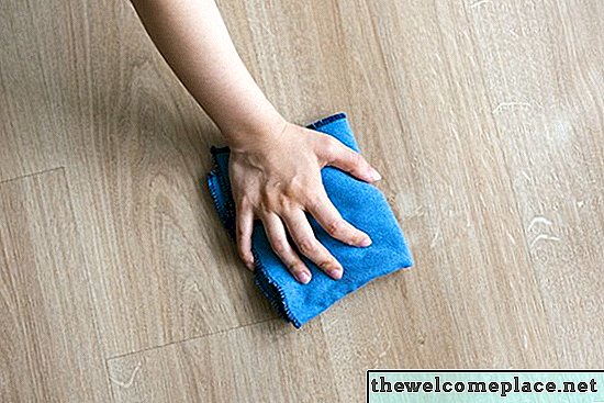 Hoe schonere resten van de houten vloer te verwijderen