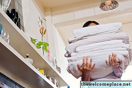 Kako ukloniti odjeću zaglavljenu u kanti za pranje rublja