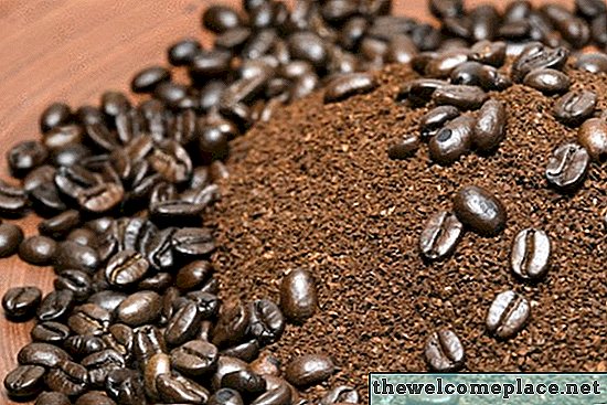 So entfernen Sie Kaffeegeruch aus Kunststoff