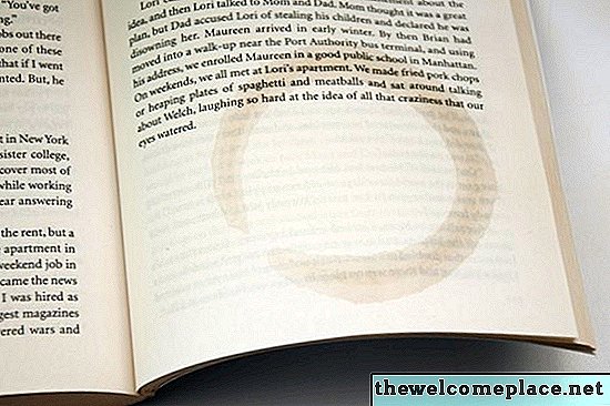 책의 페이지에서 커피 얼룩을 제거하는 방법