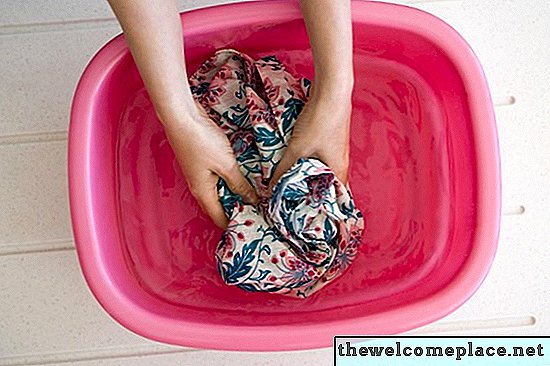 Hoe de kleur te verwijderen die bloedde tijdens het wassen