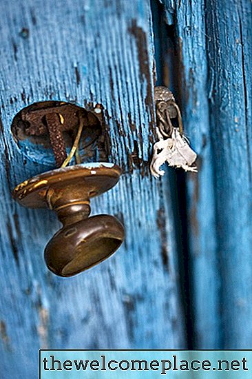 كيفية إزالة كوربن روسوين Doorknob