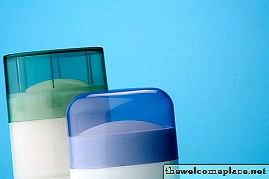 Hogyan lehet eltávolítani a dezodor foltokat a poliészterből