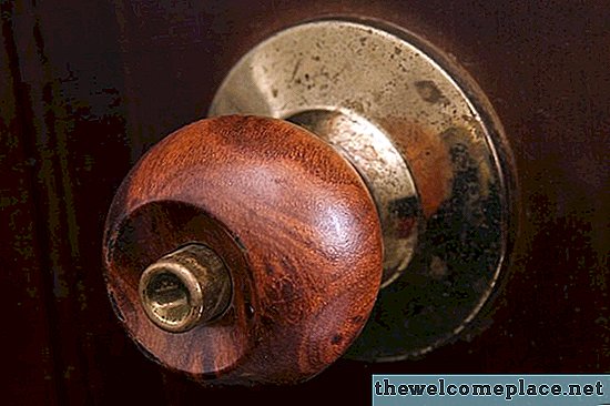 Cómo quitar una perilla de puerta con tornillos ocultos