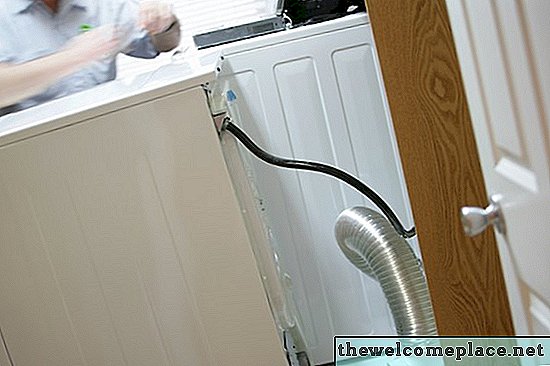 Çamaşır Makinesinden Bir Boşaltma Hortumunun Çıkarılması