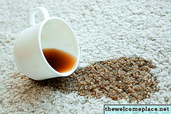 Ako odstrániť sušené škvrny od kávy z koberca