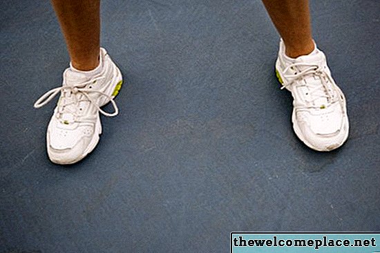 Как да премахнете изсъхналите замърсявания от бели обувки