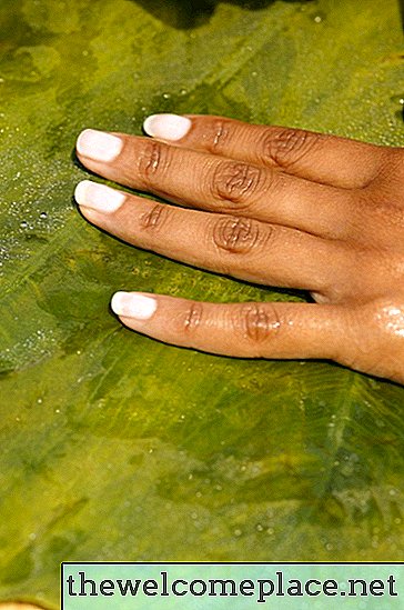 Cómo quitar el esmalte de uñas seco del material de poliéster