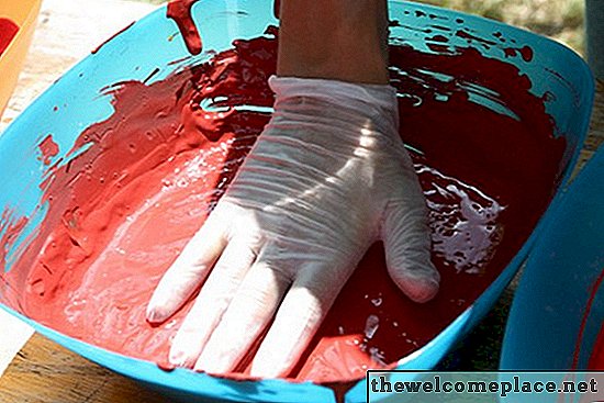 Como remover tinta látex seca de baldes de plástico