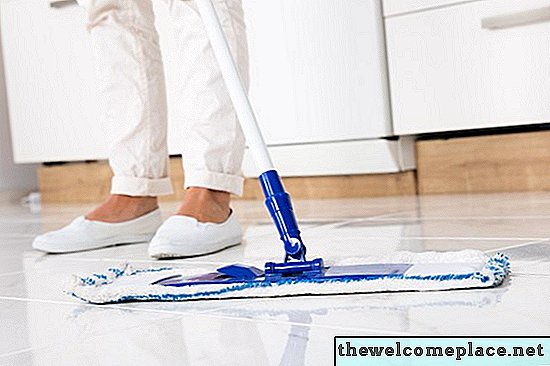 Cómo quitar la pintura seca del piso laminado
