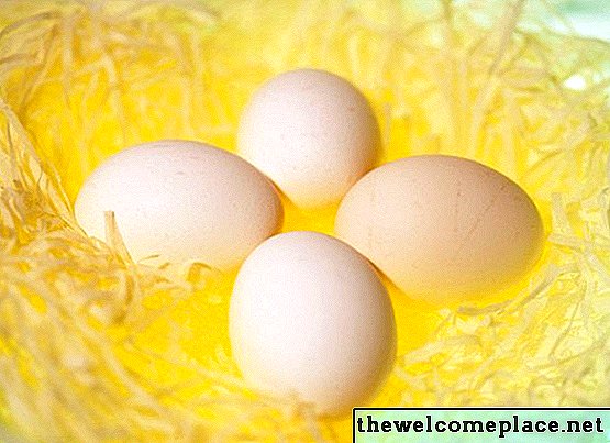 Cum să eliminați ouăle crude uscate din beton cu cola sau oțet