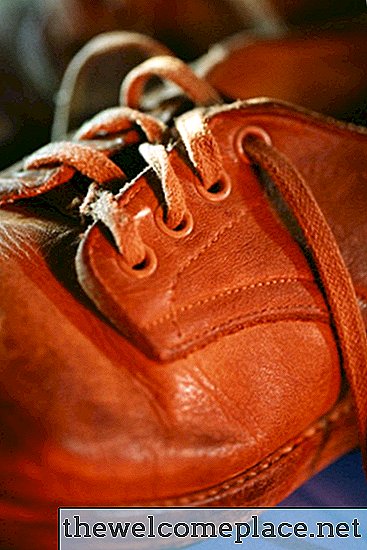 كيفية إزالة وصمة عار من الأحذية الجلدية