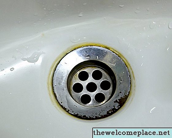 Como remover manchas de água verde de banheiras