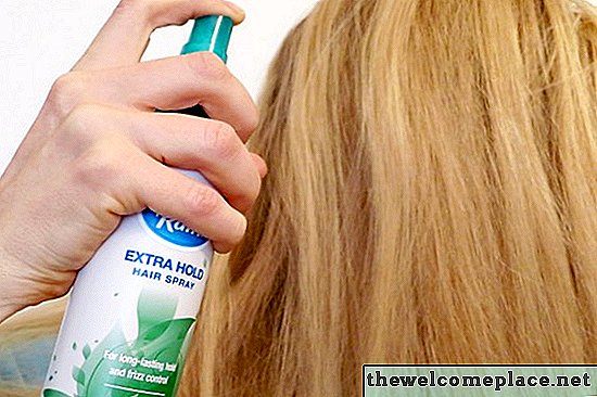 So entfernen Sie Haarspray Anhaftungen von Badezimmerwänden