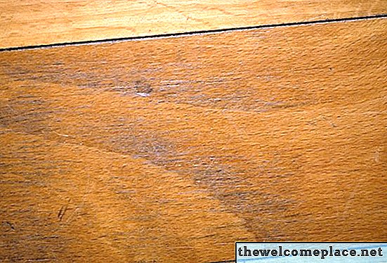 Cum se îndepărtează petele de fier din lemn