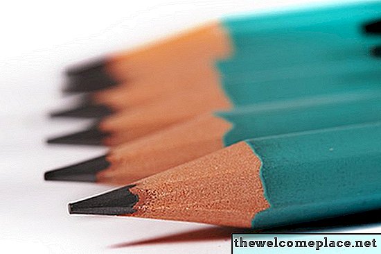 Hur man tar bort blyertspenna från oavslutat trä
