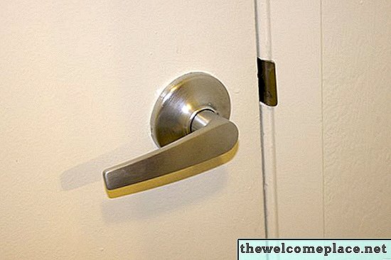 كيفية إزالة مقبض الباب رافعة دون مسامير