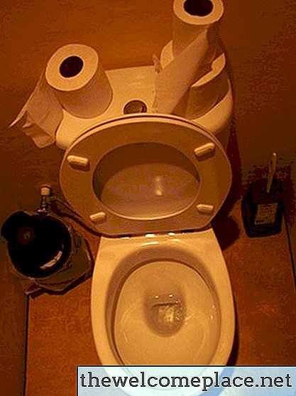 So entfernen Sie Kalkablagerungen von einer Toilette