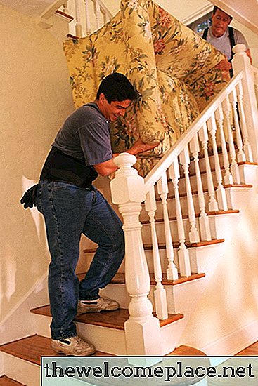 So entfernen Sie Flecken auf weißen Treppenstufen