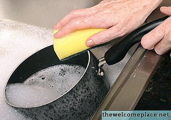 Como remover o queijo derretido da louça